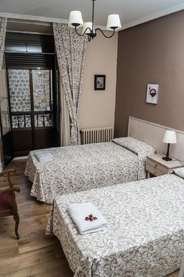 Apartamentos Turisticos Avila La Catedral ภายนอก รูปภาพ