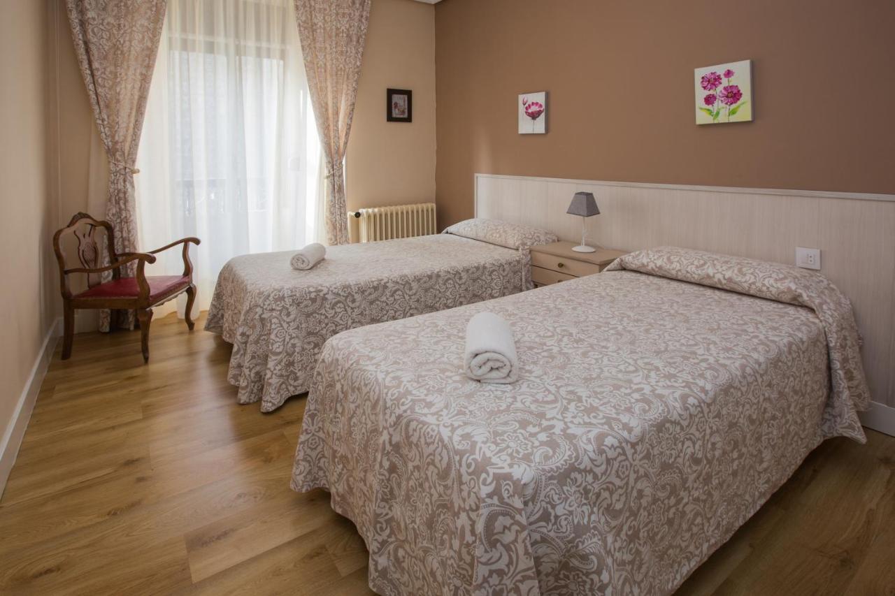 Apartamentos Turisticos Avila La Catedral ภายนอก รูปภาพ